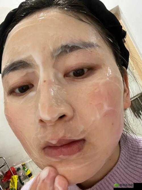 一个在上吃一个在下面敷面膜：有趣的场景