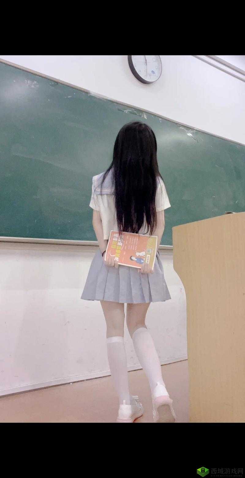 JK美女蹲下露小内内瞬间！这个场景让无数人驻足傻笑